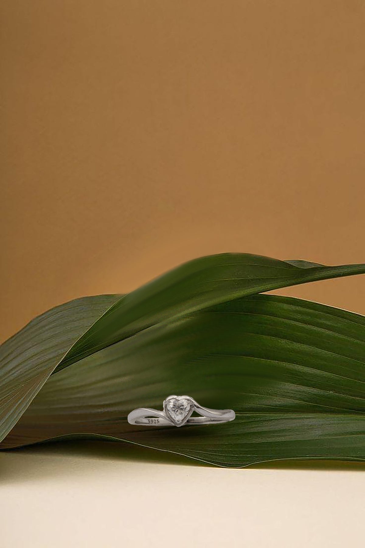 Fashion Design Luxury 0.3Carat Heart Cut Sparkling Moissanite Ring Main image